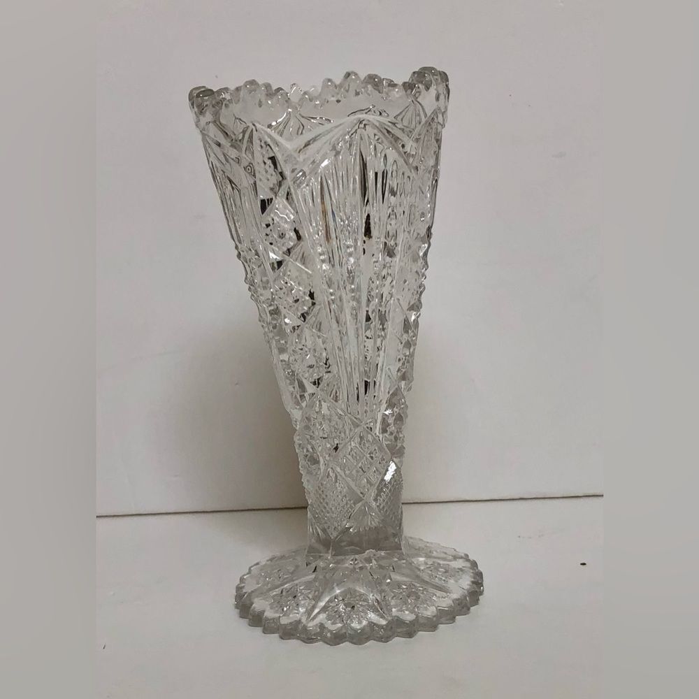 A BEAUTIFUL DESING VASE FLOWER 6.5" CLEAR GLASS, ELEGANT VASE FOR OFFICE OR HOME